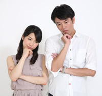 悩む夫婦
